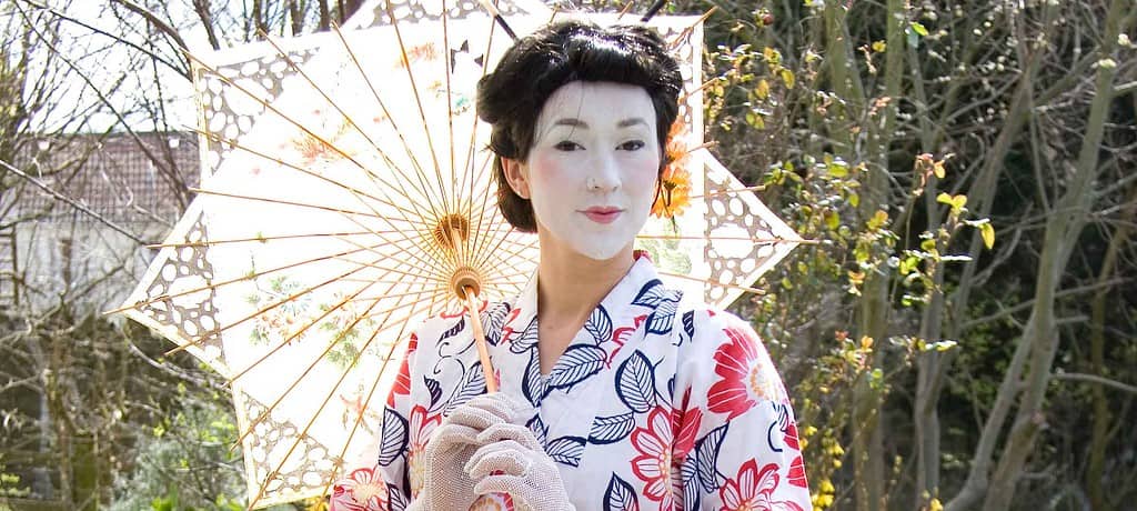Geisha Living Statue
